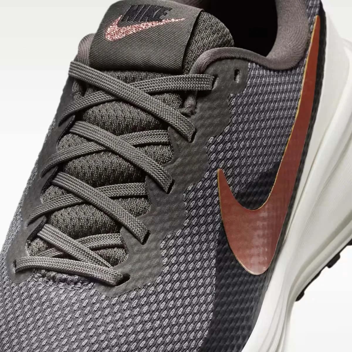 Nike Revolution 8 Kadın Kahverengi Koşu Ayakkabısı — Siyah · HJ8485-200 (7/8)