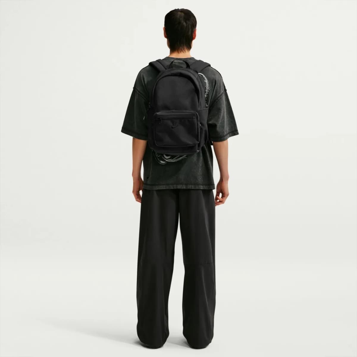 Nike Heritage Eugene Backpack 2.0 (20L) Siyah Sırt Çantası — görsel 4 · IB4327-010 (4/11)