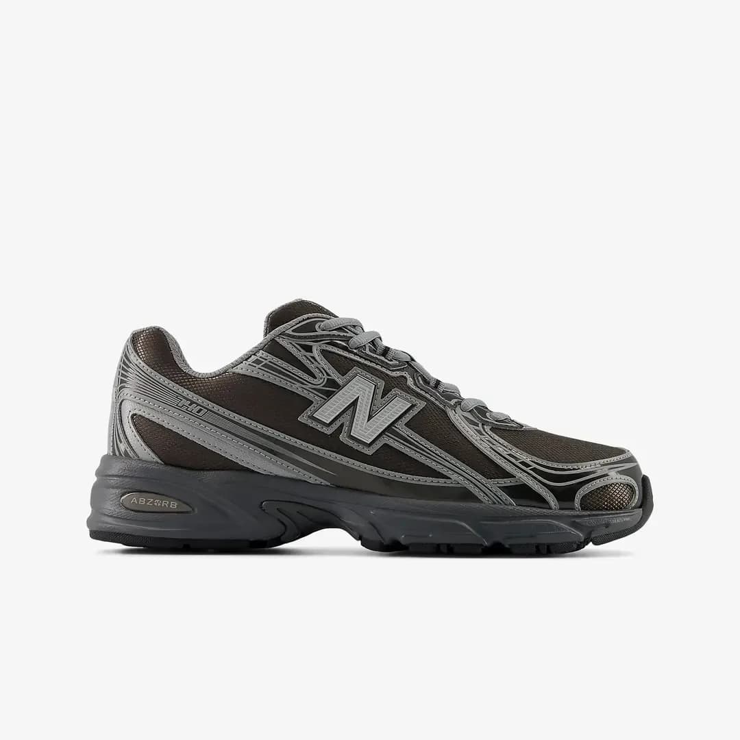 740 'Black Metallic Castlerock'