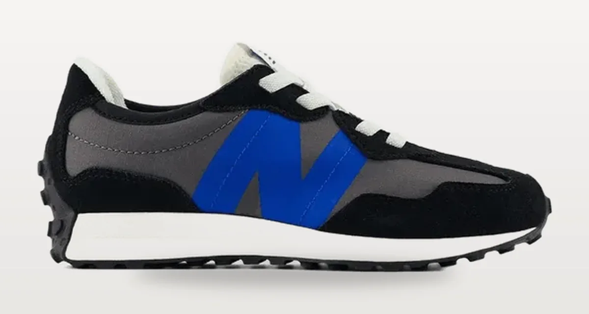 New Balance 327 çocuk sneaker, yandan görünüm — esnek taban ve destekli topuk